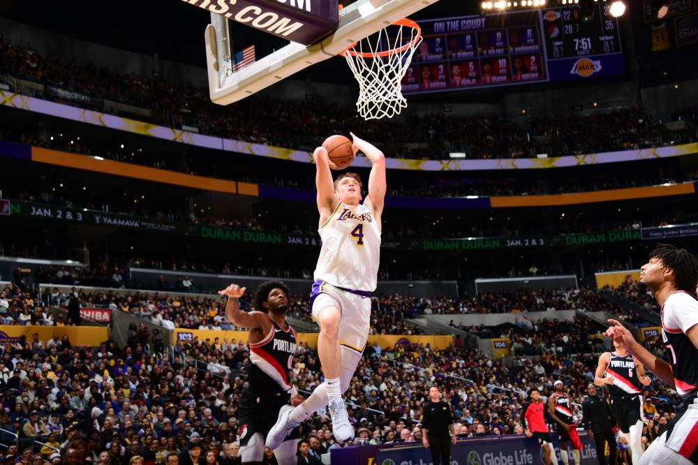 他轻触皮球 他轻触皮球